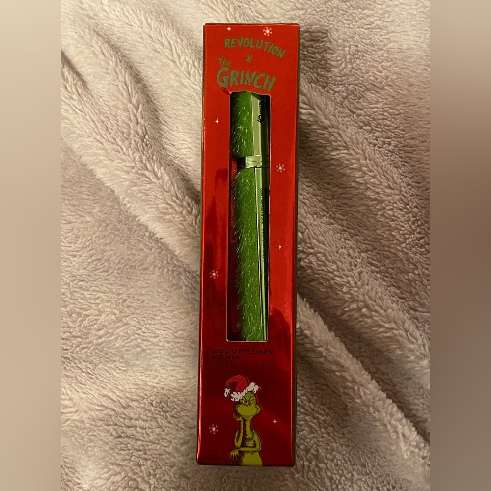 Revolution x the grinch black eyeliner 💚❤️
